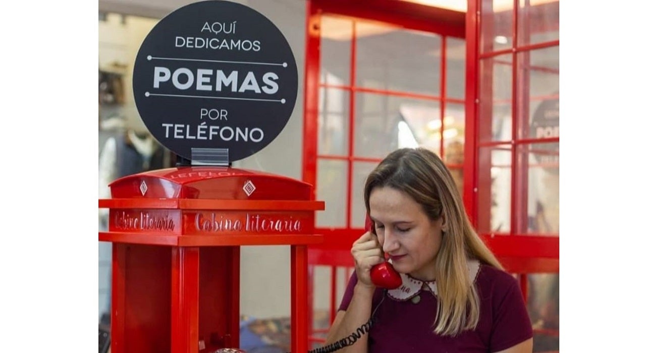 Emprendimiento dedicado a declamar poemas por teléfono