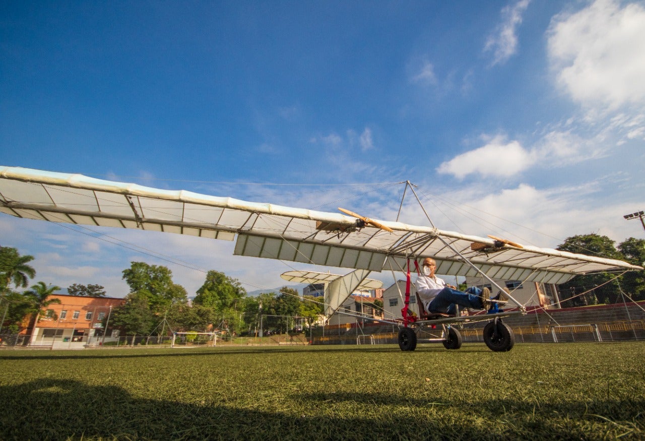 En Medellín se construyó el primer avión eléctrico del país