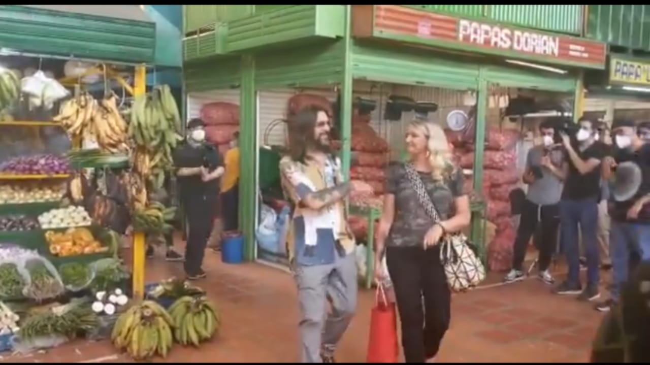 El escritor de la Camisa Negra, fue entrevistado en ese lugar del centro de la capital antioqueña