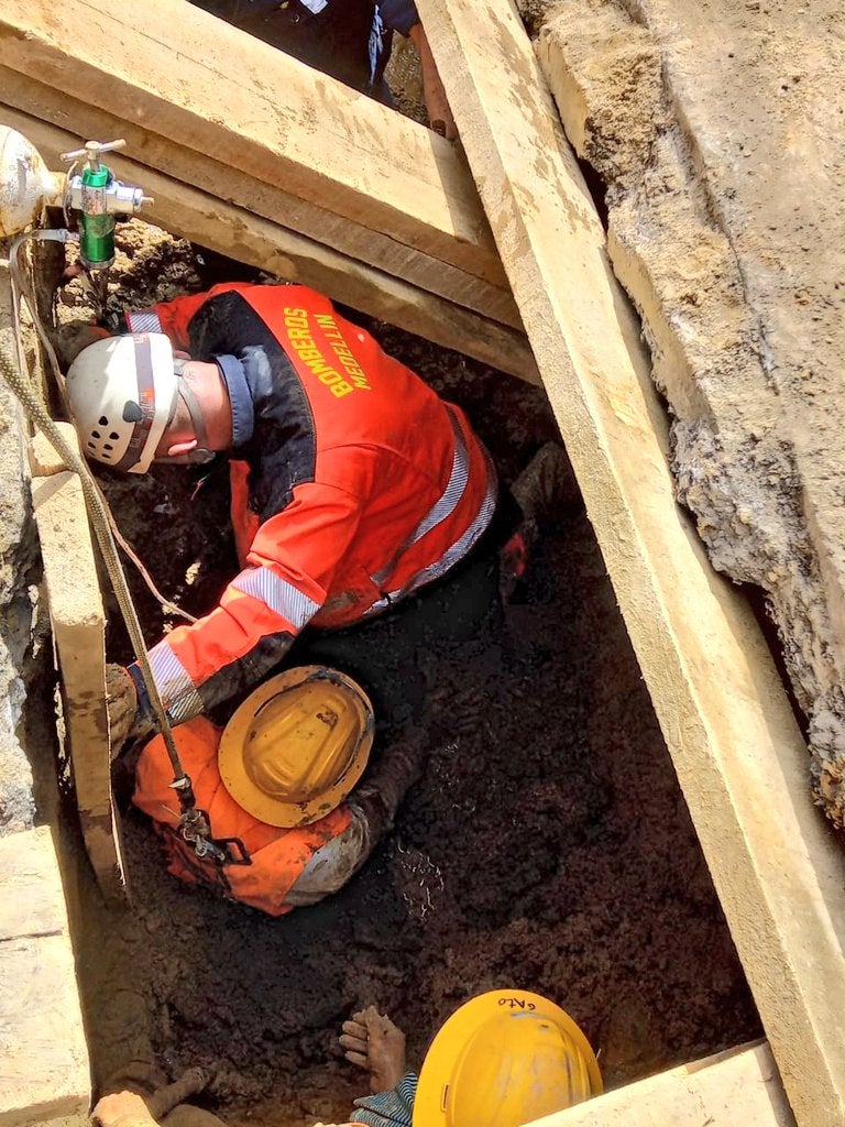 Obrero atrapado en una alcantarilla en Medellín fue rescatado por los bomberos
