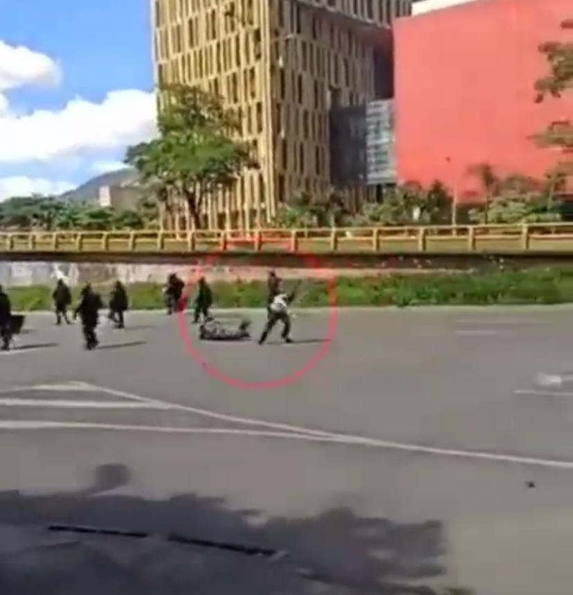 La mujer fue agredida con una patada por la espalda.