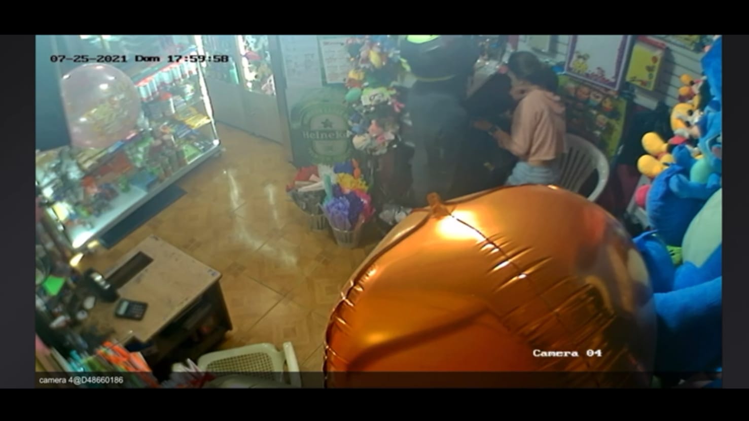 Las autoridades analizan la imágenes de este hurto para individualizar a este presunto asaltante y dar con su captura lo antes posible.