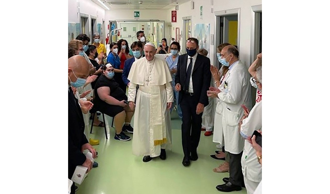 Papa Francisco hospitalizado aprovechó para visitar a los demás enfermos.