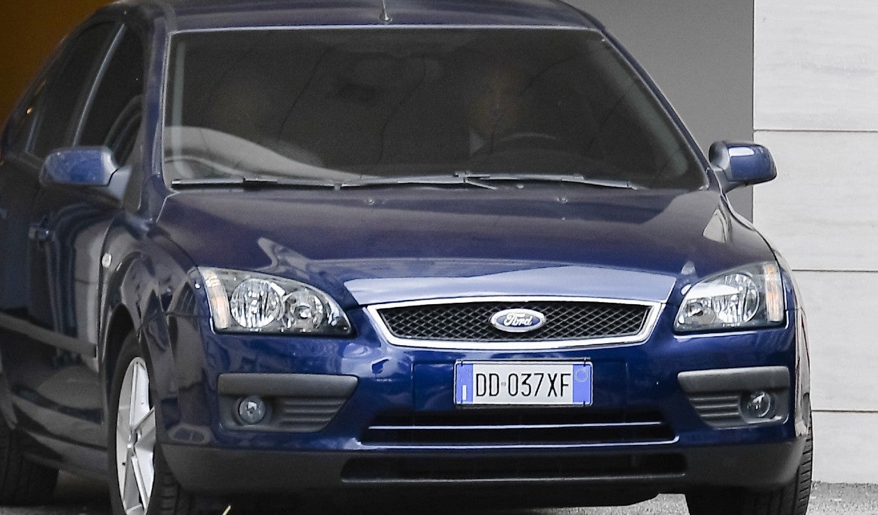 Papa Francisco al salir del hospital tras ser operado del colon