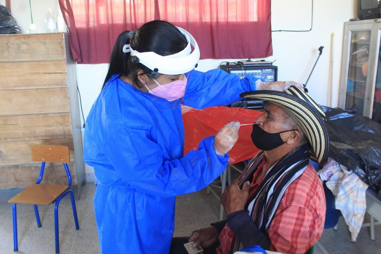 Toma de pruebas a campesinos desplazados en Ituango, Antioquia.