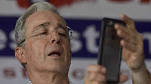 Video: Álvaro Uribe apareció en la Feria de las Flores a lomo de la yegua Mixtura