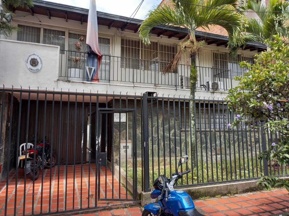 Así luce el Consulado de Venezuela en Medellín.