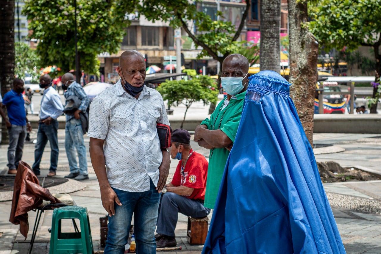 Mujer con burka en Medellín.
