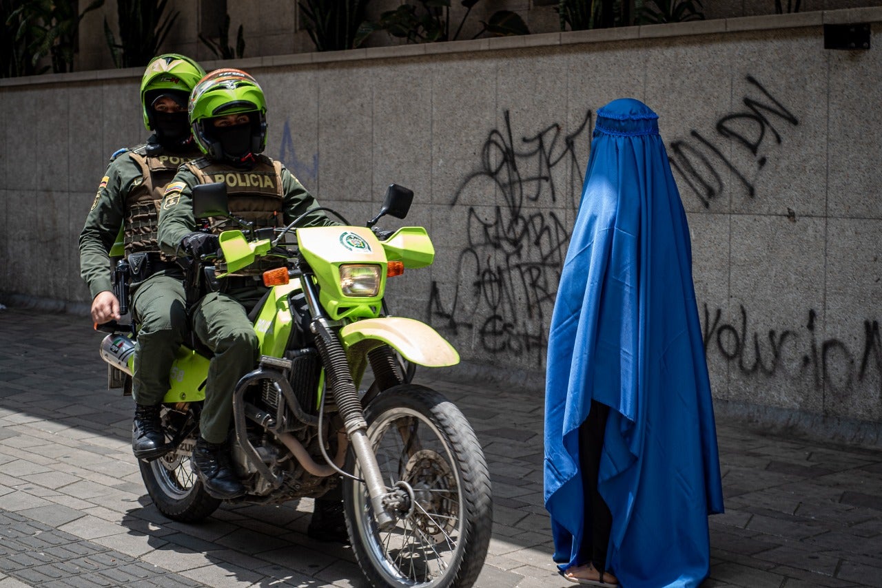 Mujer con burka en Medellín.