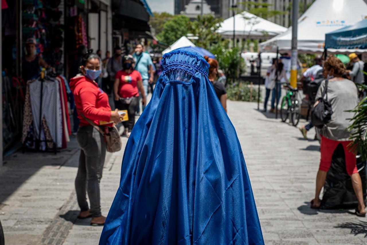 Mujer con burka en Medellín.