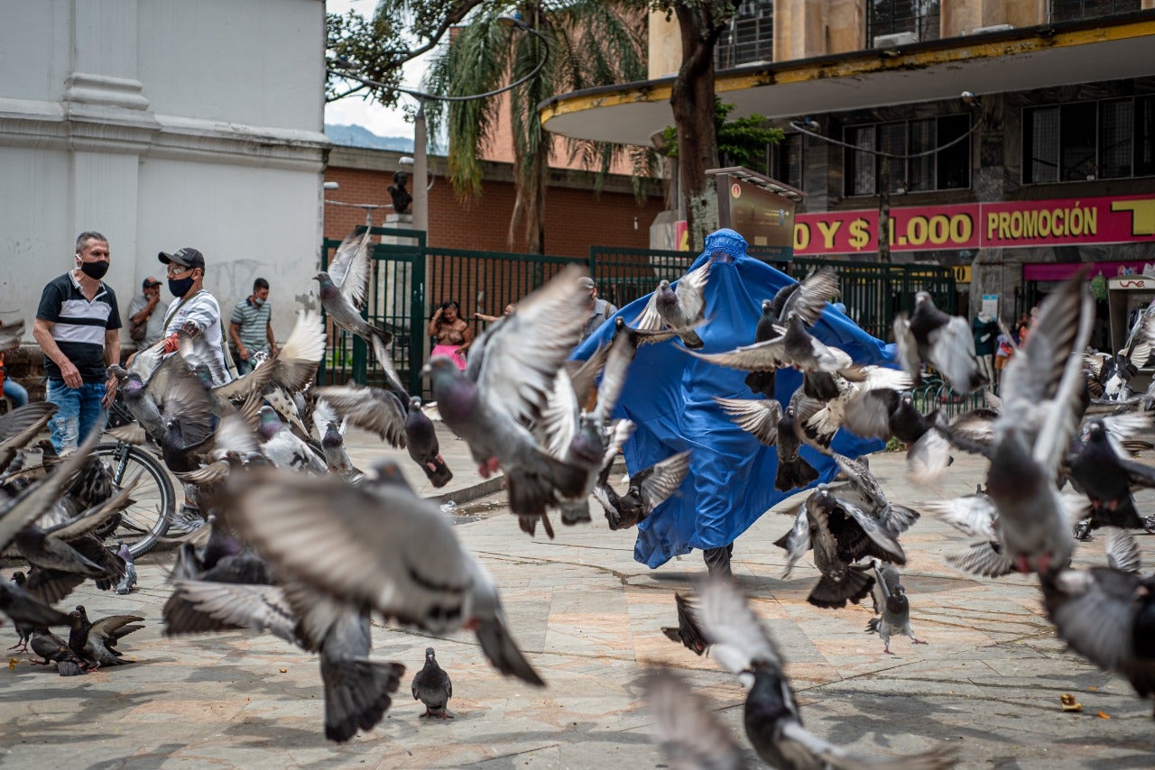 Mujer con burka en Medellín.