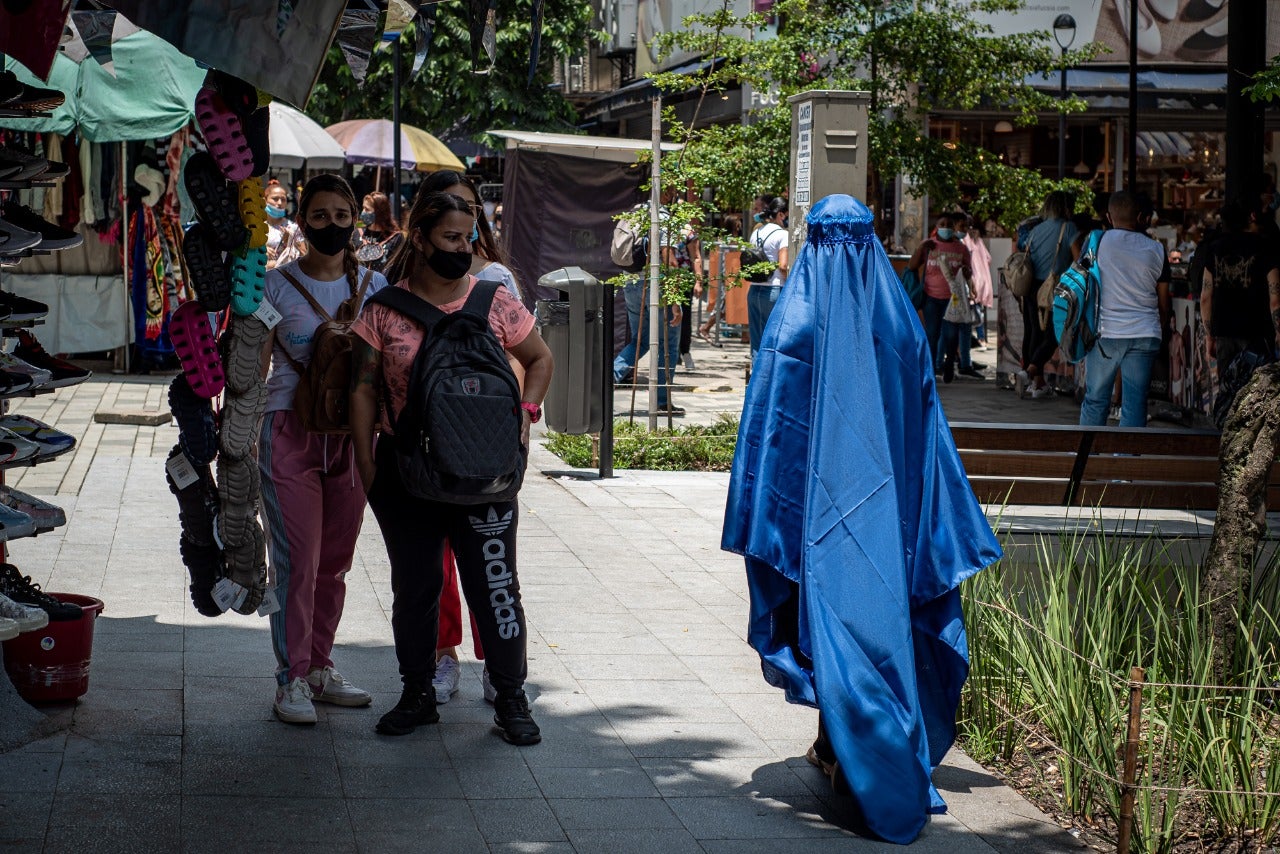 Mujer con burka en Medellín.