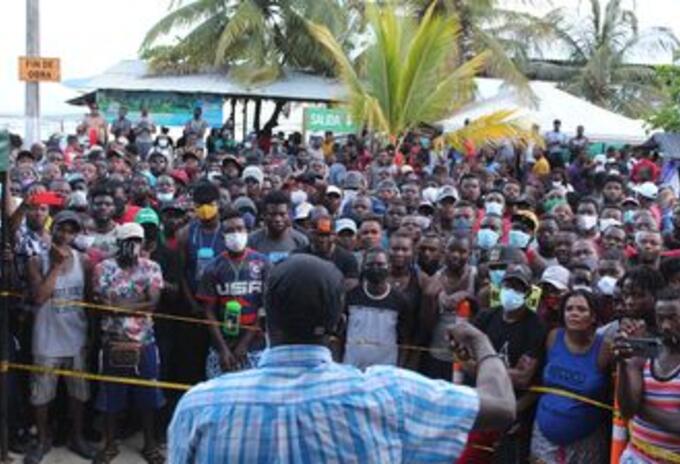 Migrantes represados en Necoclí, Antioquia.