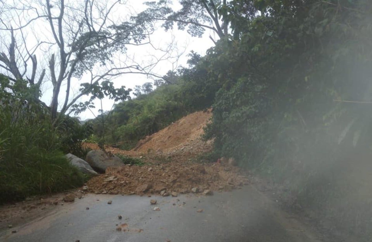 Lugar del derrumbe en la vía Hatillo-Cisneros.