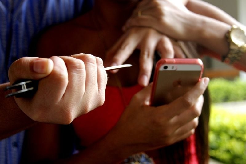 La víctima fue atendida y los dos presuntos ladrones fueron capturados.