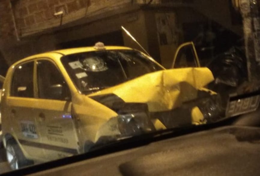 Policías arrollados por delincuentes que hurtaron un taxi en la comuna 13