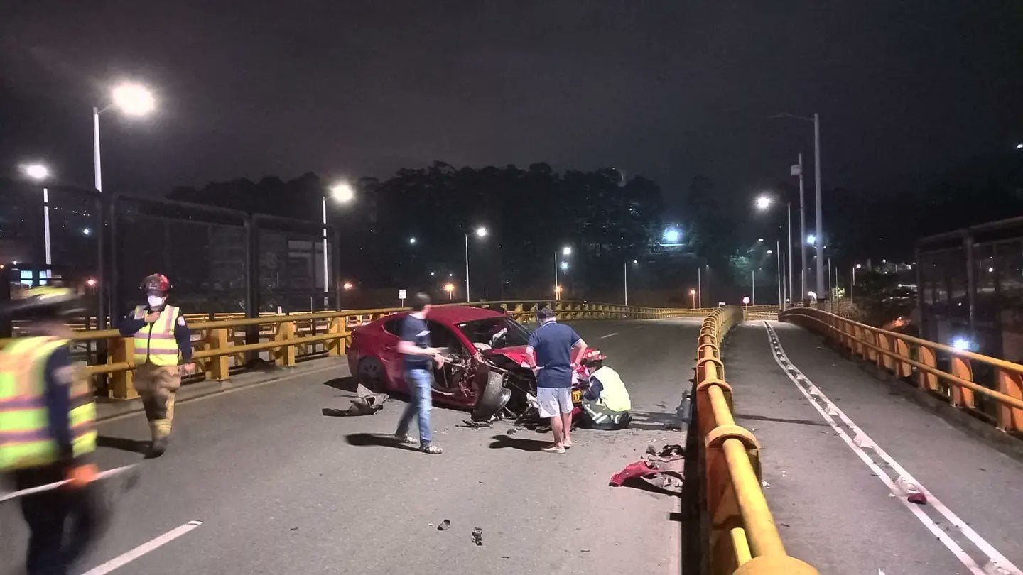 Conductor impactó contra el separador de un puente en Sabaneta y resultó lesionado