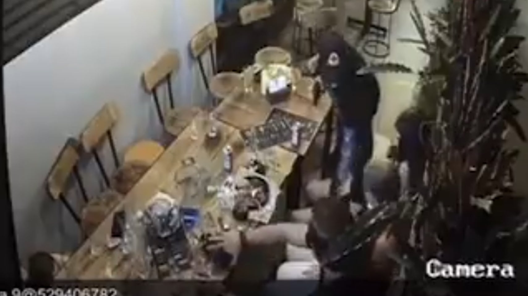 Los delincuentes son buscados por las autoridades.