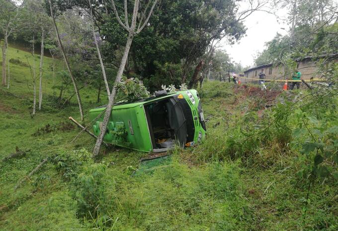 Las autoridades investigan los motivos que generaron este accidente de tránsito.