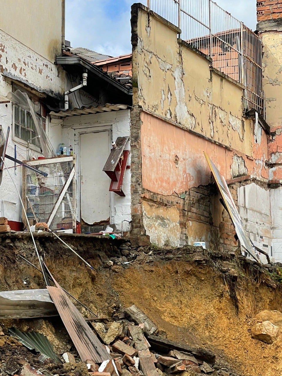 Así son las grietas en el colegio.