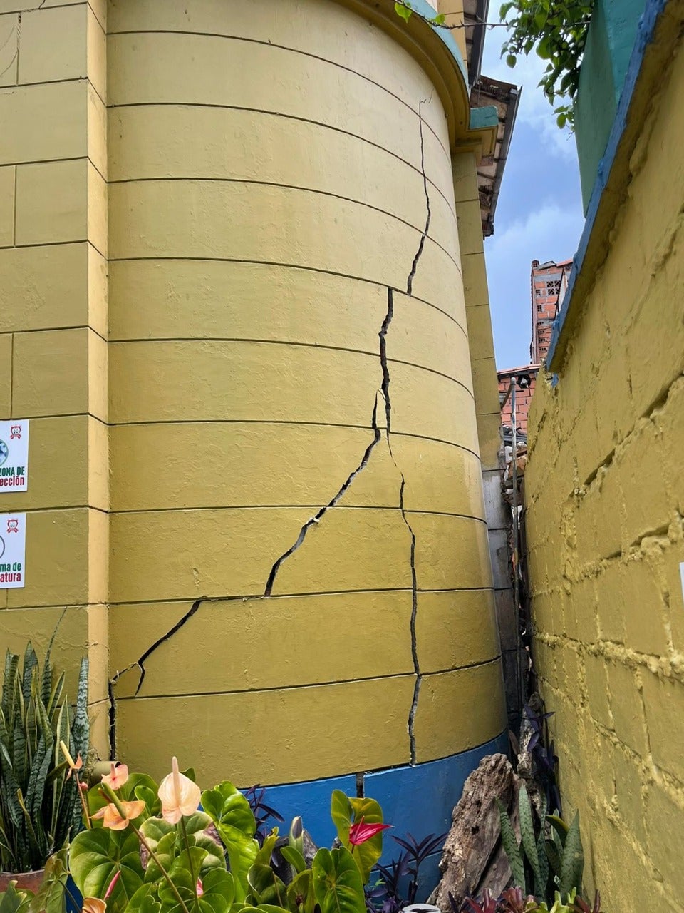 Así son las grietas en el colegio.