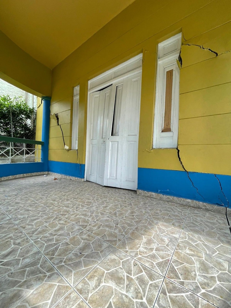 Así son las grietas en el colegio.