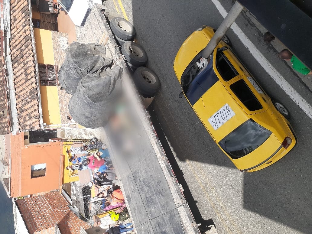 Murieron aplastados en un camión de carga