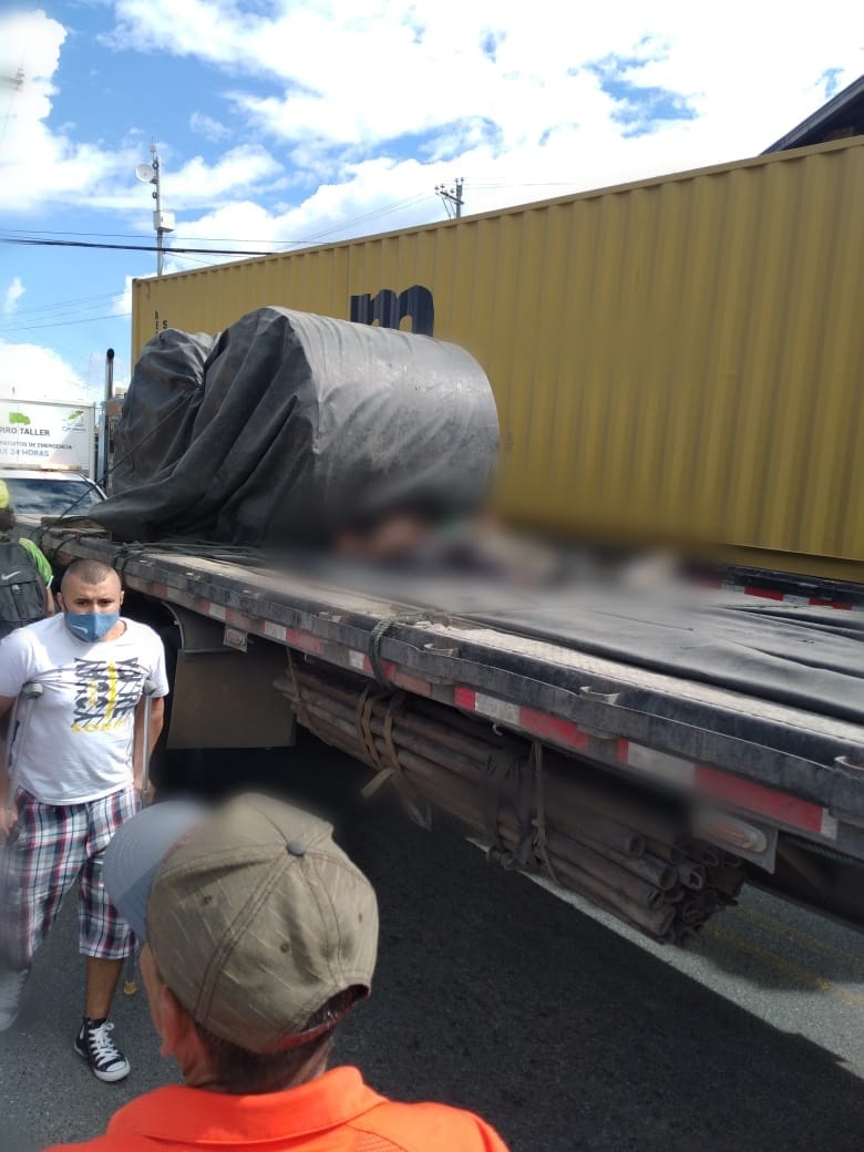 Murieron aplastados en un camión de carga