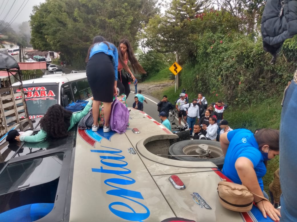 [Fotos] Dos lesionados dejó el volcamiento de un bus en Antioquia