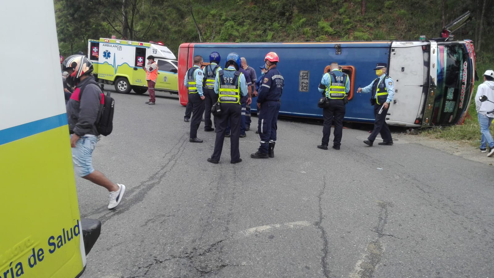 Un bus de servicio público se volcó en el barrio Robledo de Medellín