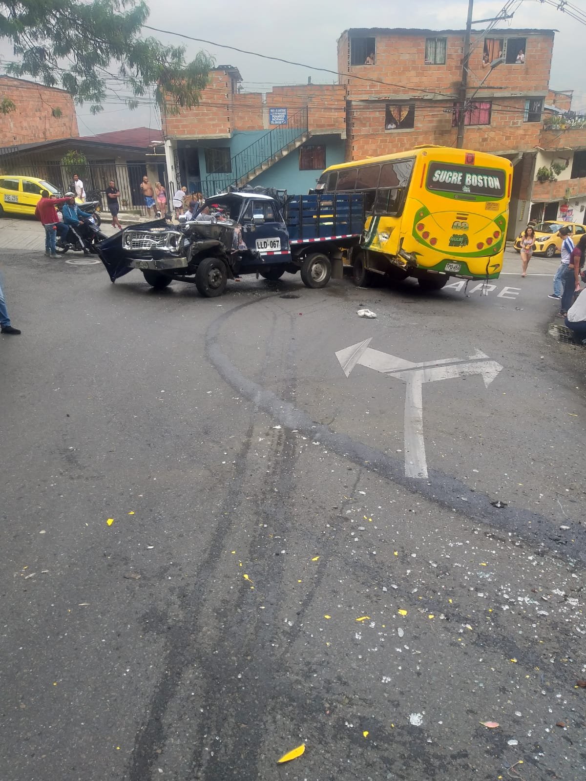 Once personas heridas dejó el choque de un bus contra un camión en Medellín