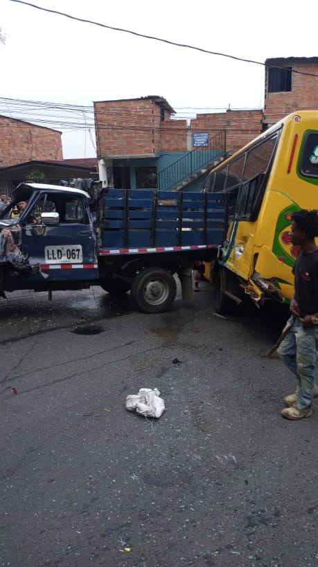 Once personas heridas dejó el choque de un bus contra un camión en Medellín