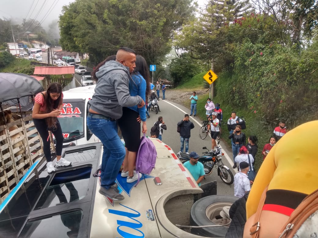 Dos lesionados dejó el volcamiento de un bus en Antioquia