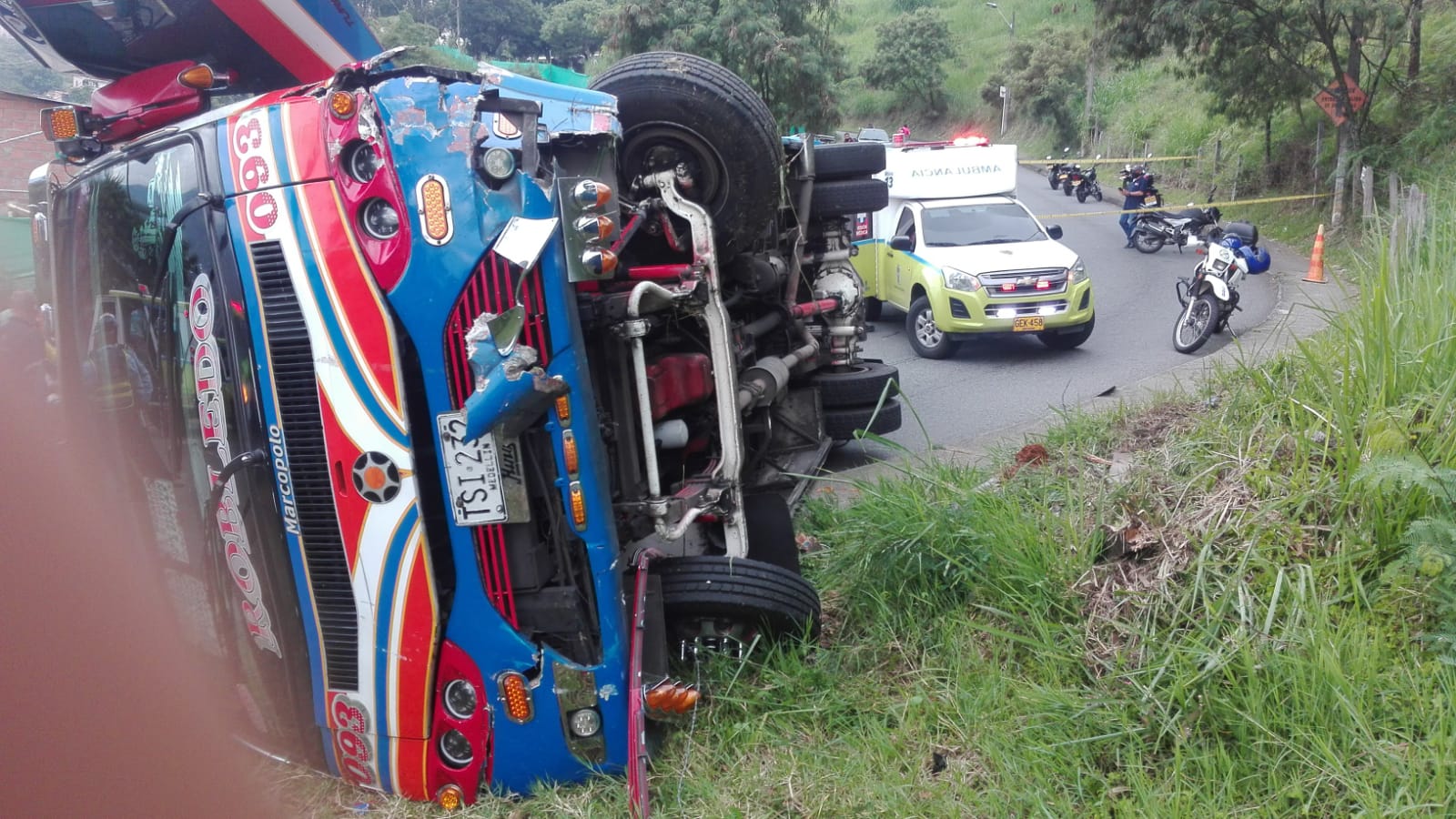 Un bus de servicio público se volcó en el barrio Robledo de Medellín