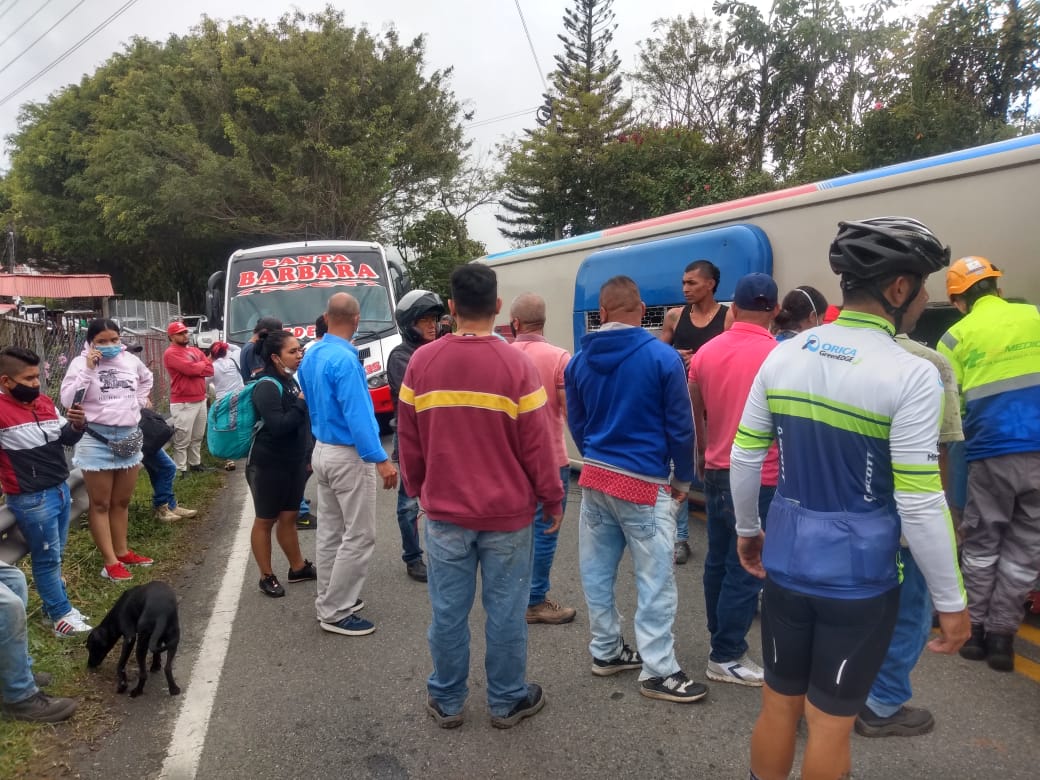 Dos lesionados dejó el volcamiento de un bus en Antioquia