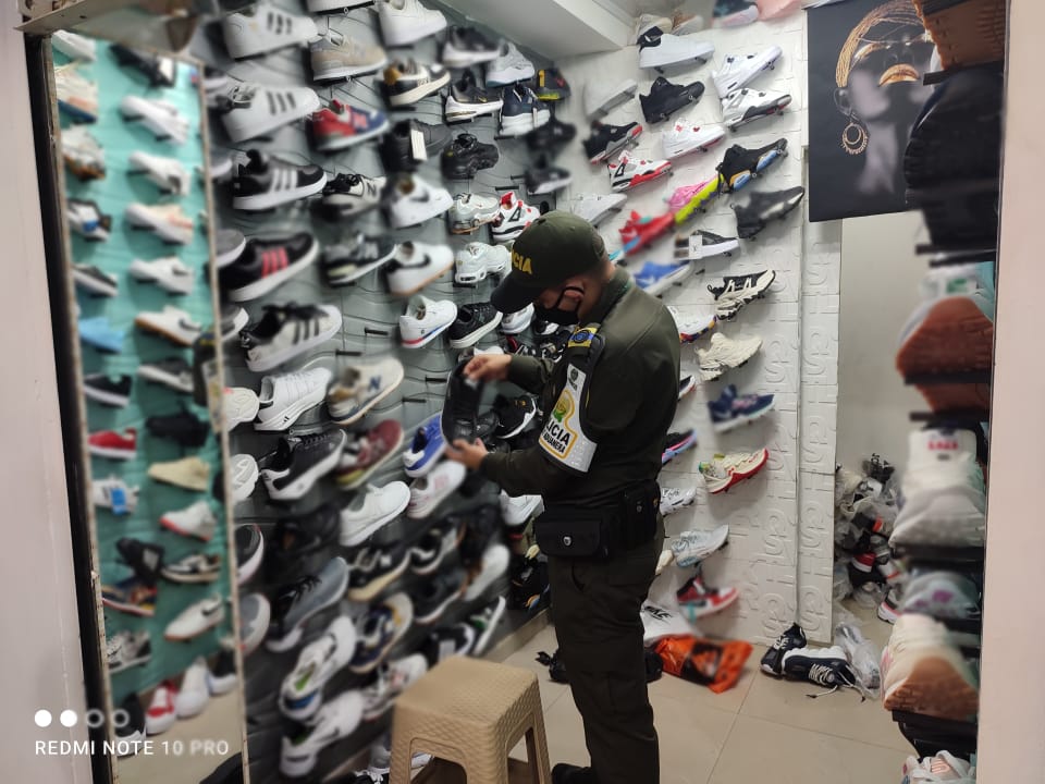 Le quitaron los 2 mil pares de tenis que iba a vender en diciembre en Medellín