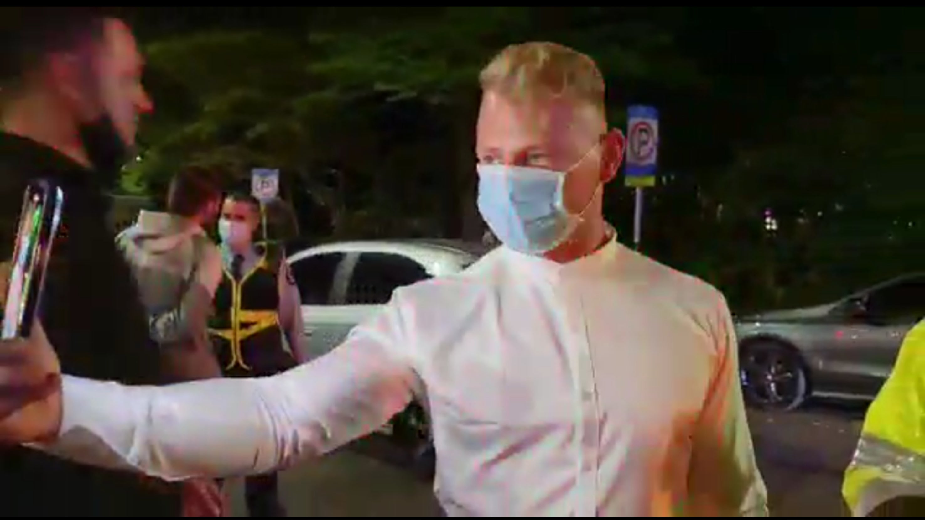 Líder social le reclamó al extranjero por su irrespeto con la mujer.