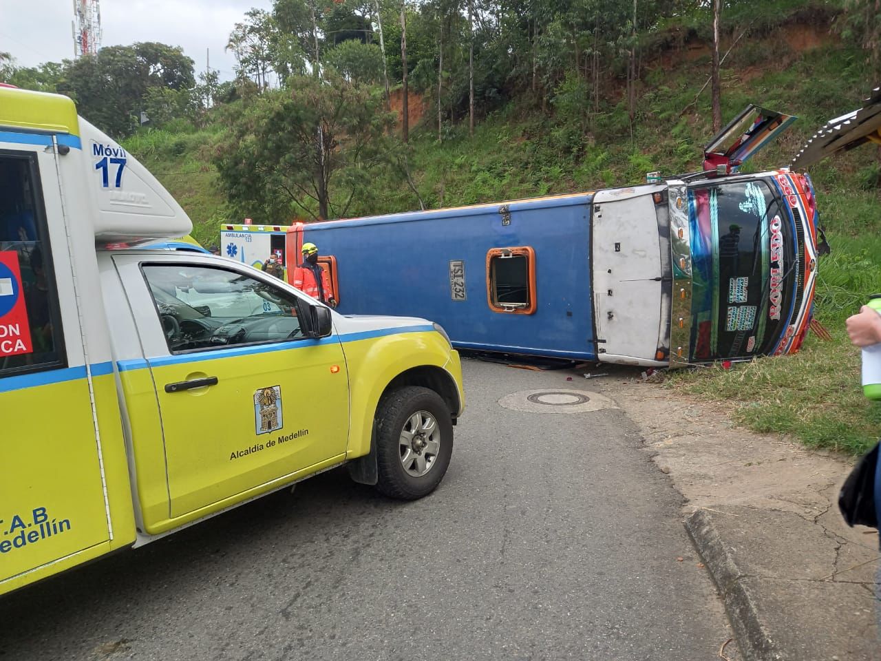 Volcamiento de un bus en Medellín.