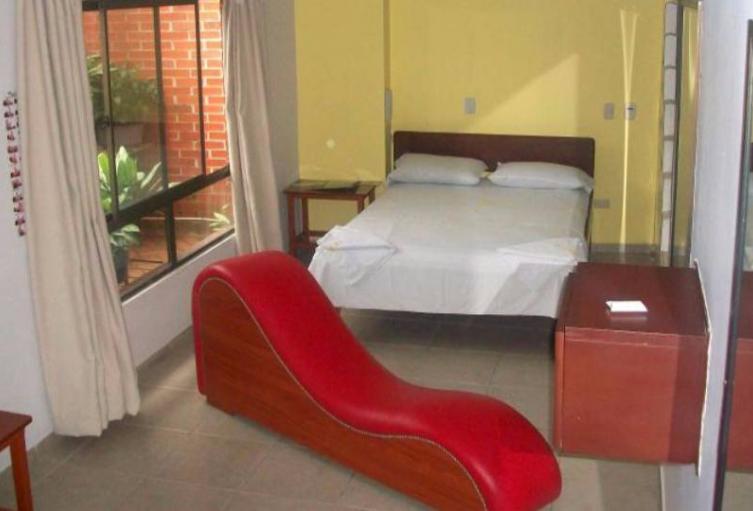 Desnuda y con dos golpes, hallan muerta a mujer en un motel de Medellín