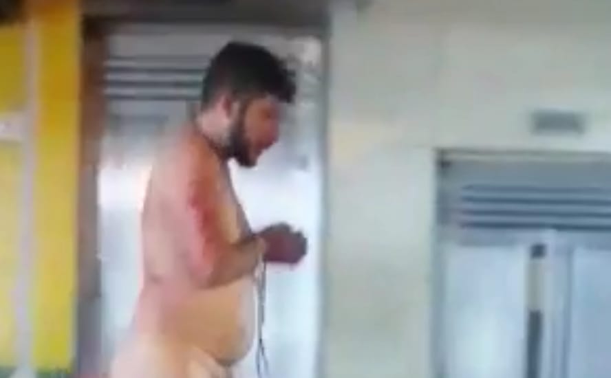 [Video] Empelotaron a supuesto ladrón y lo hicieron correr en una calle de Bello, Antioquia