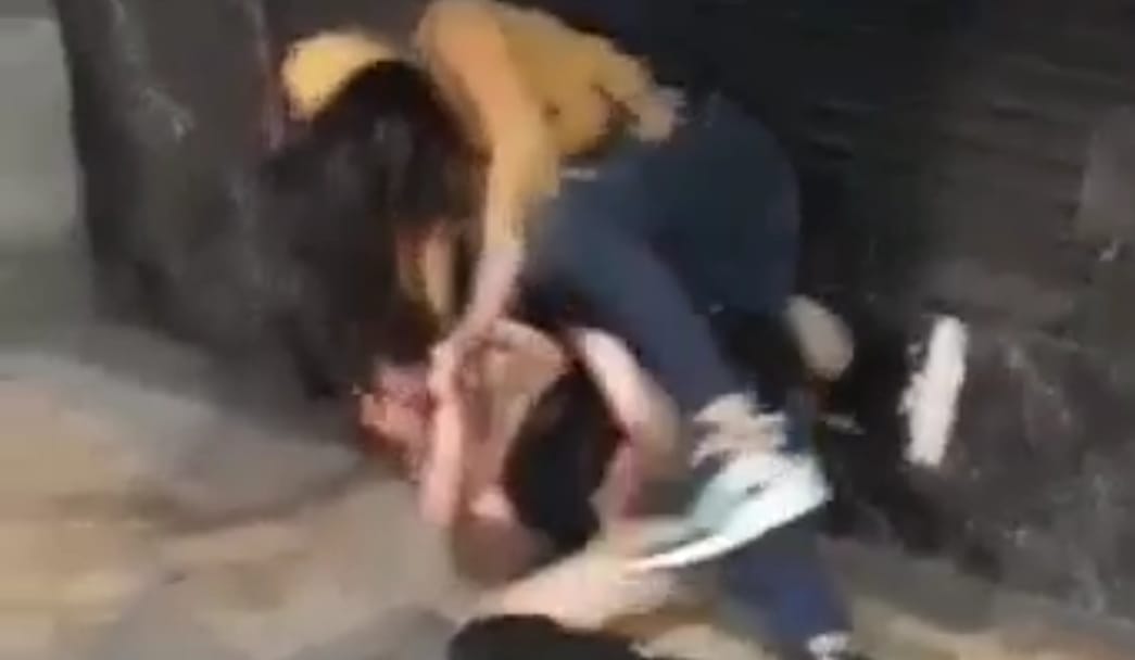 [Video] Pelea de dos mujeres LGBTI en la calle Barbacoas de Medellín