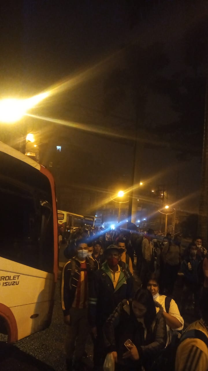 [Video] Buseros del barrio Santo Domingo Savio ya no soportan el mal estado de la vía