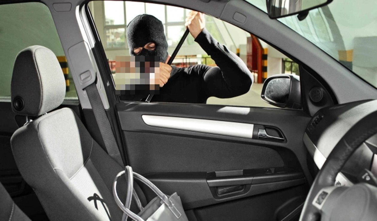 ¡Ojo! Robaron elemento y espejos de carros en las afueras de Jus’so Café de La Pola