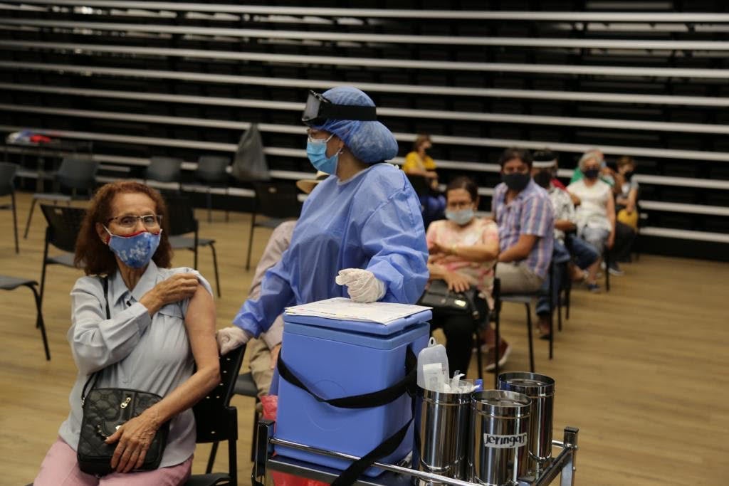 Vacunación contra el coronavirus en Medellín.