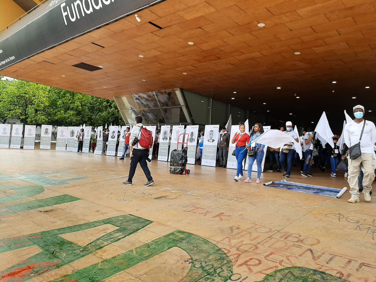 Marcha de firmantes de paz en Medellín.