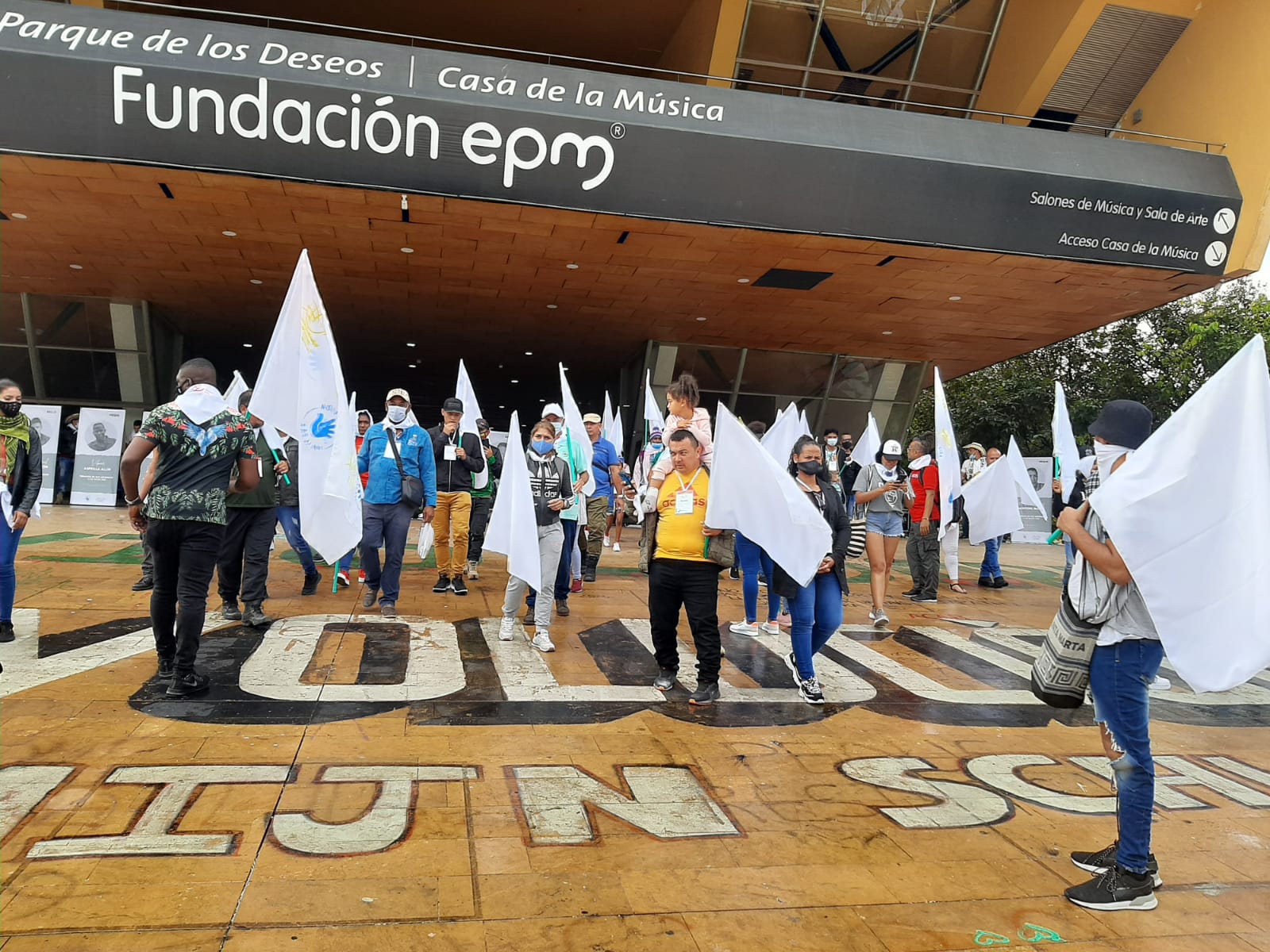 Marcha de firmantes de paz en Medellín.