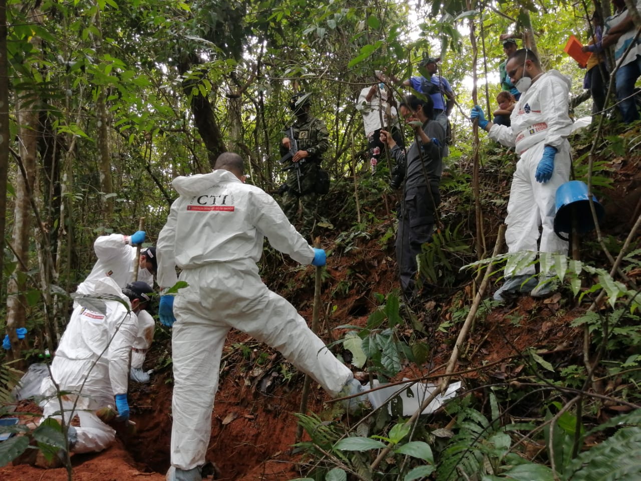 Exhumación de restos en fosa común en Tarazá, Bajo Cauca.