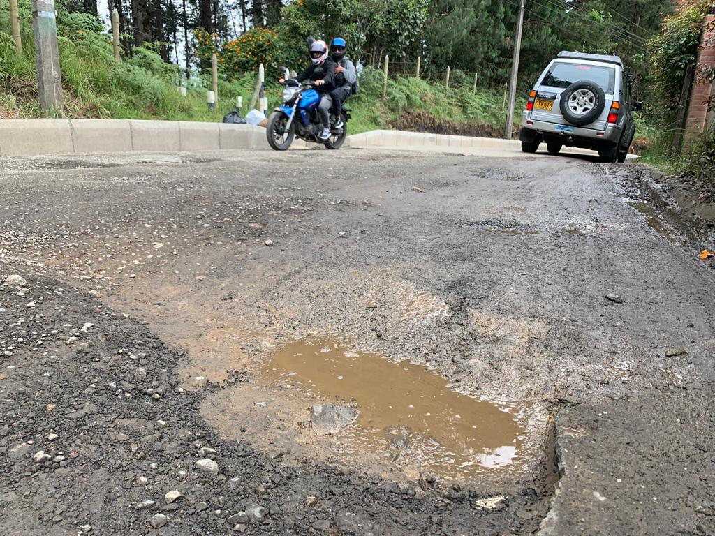Como cráteres así lucen algunas vías de Santa Elena