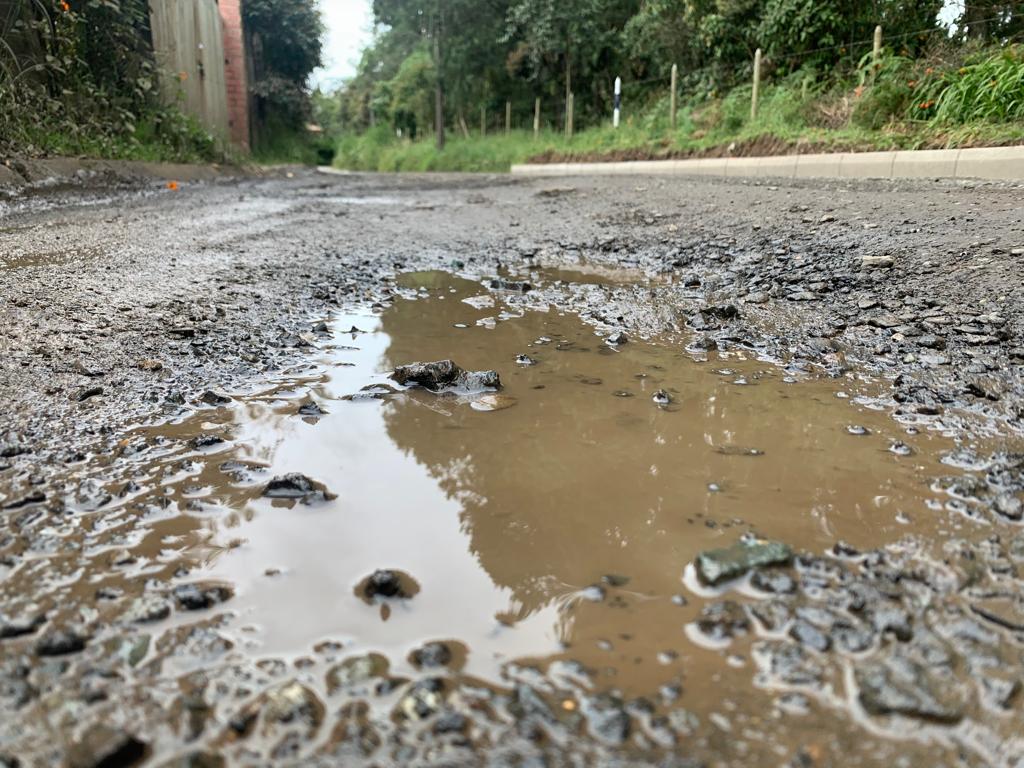 Como cráteres así lucen algunas vías de Santa Elena
