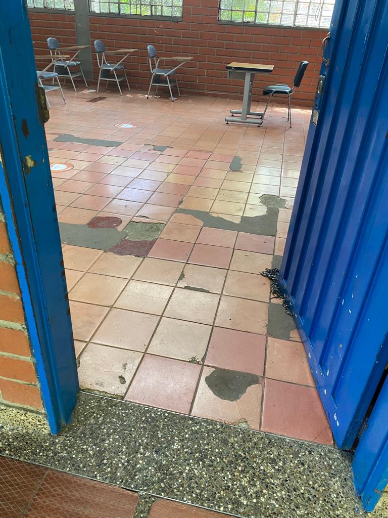 Más de 50 colegios en Medellín retornaron a la presencialidad en malas condiciones